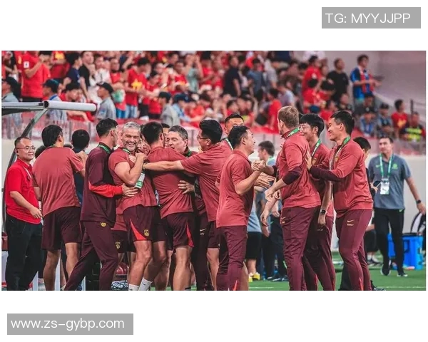 球迷高唱国歌全场合唱，画面震撼人心