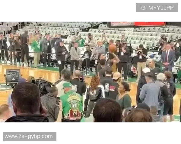 塔图姆赛场细节引发关注 小动作引发球迷热议与讨论